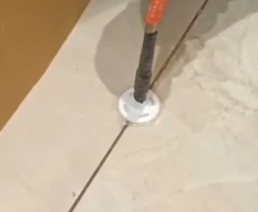 细河瓷砖空鼓维修公司专业解答瓷砖在铺贴过程中，如果没有涂抹均匀到位的粘结材料（如水泥砂浆或瓷砖胶），可能会导致以下问题