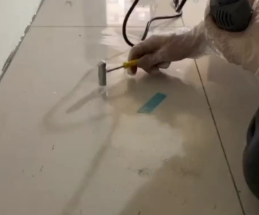 细河瓷砖开裂维修公司专业分享瓷砖在铺贴前如果没有沥干水分，将会导致以下问题